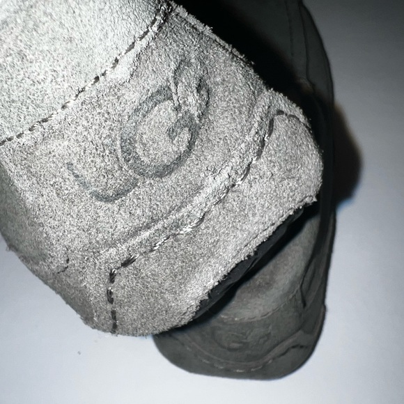 UGG Ascot Slipper size 8 (unisex)